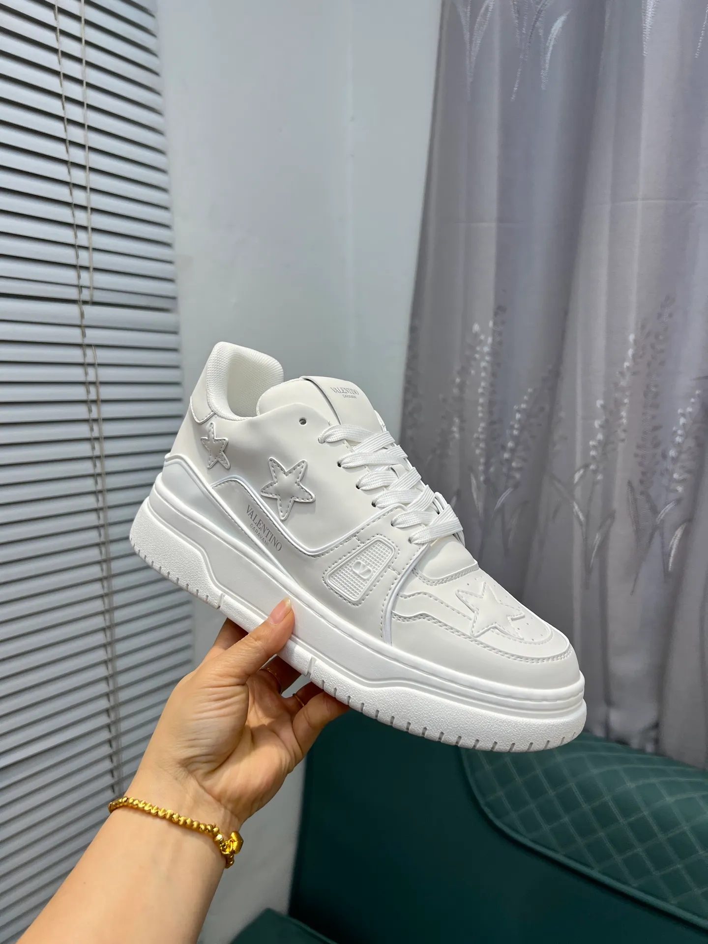 Men's Men's Shoes 💰660 Valentino 2023 early autumn new star shoes are now online! Wang Hedi and Ren Jialun have been worn by many celebrities. Who can refuse the same couple shoes as Wang Hedi! The design of Stars Stab My Heart is cool and spicy. The material of the shoes is cowhide, and every color is beautiful! Size 35-40, men’s size 39-44 (women’s 41, men’s 38, 45🉑️customized)